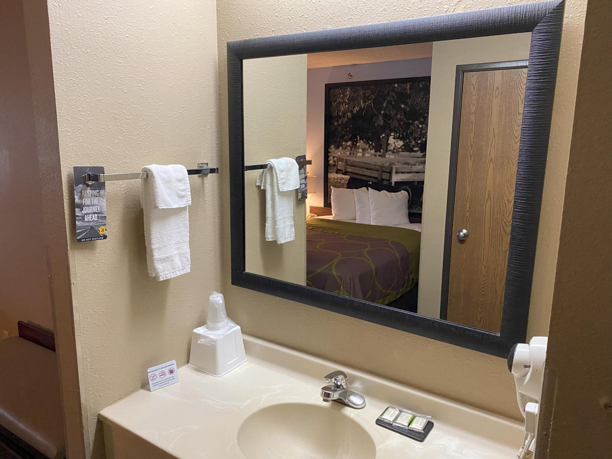 Hotel Super 8 By Wyndham Winfield-Quail Ridge Area Exterior foto