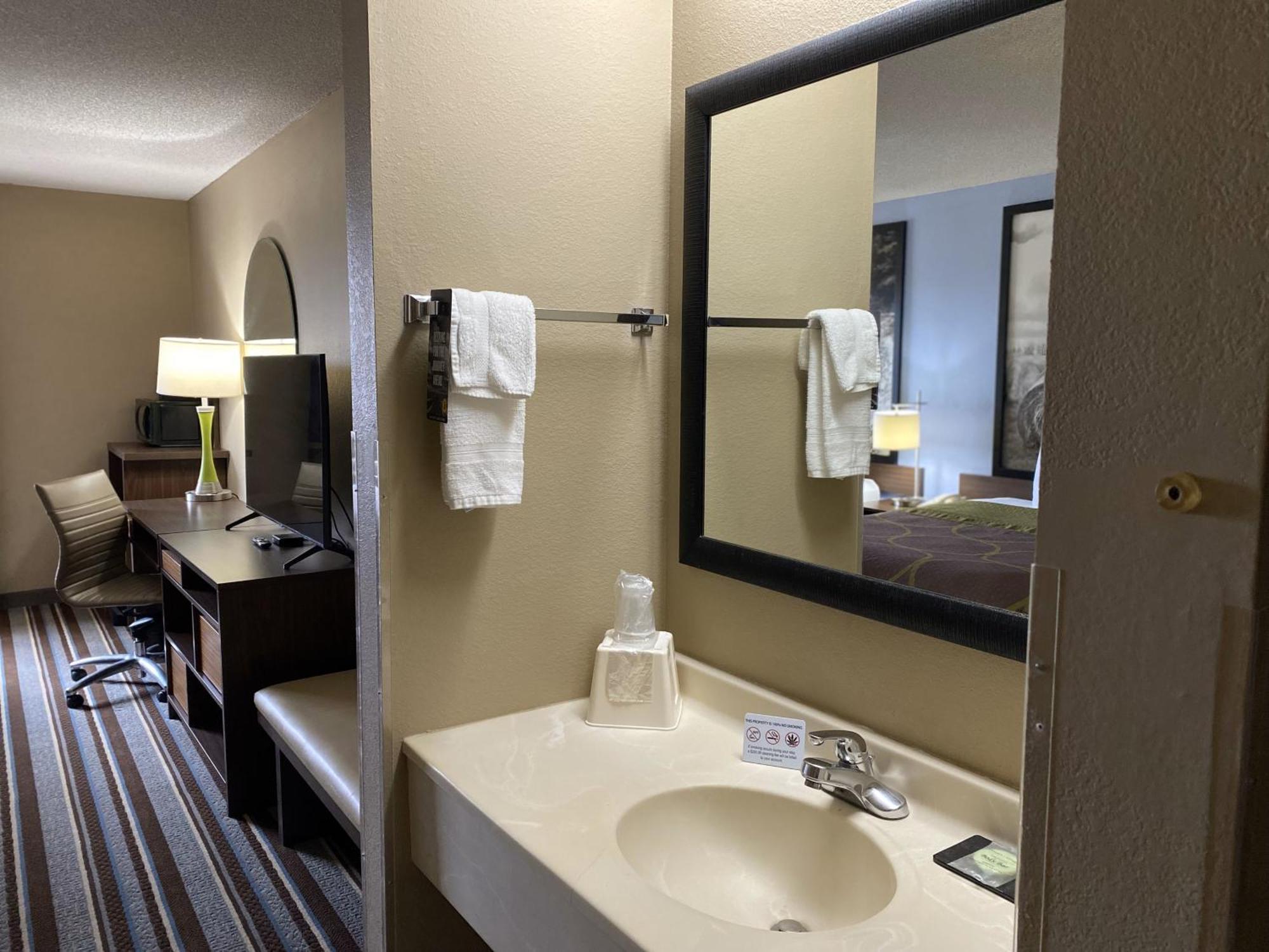Hotel Super 8 By Wyndham Winfield-Quail Ridge Area Exterior foto